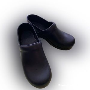 Dansko size 39 clogs ! Worn only one time . Black .